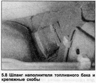 8. Ослабьте хомут, и отсоедините шланг наполнителя от топливного бака, затем достаньте шланг…