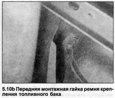 10. Открутите гайки, крепящие ремни к днищу, и снимите ремни (см. иллюстрации).