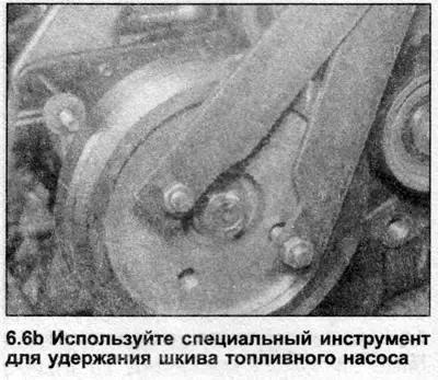 6. Ослабьте болт/гайку, крепящие звездочку и шкив к распредвалу и приводному валу топливного насоса…