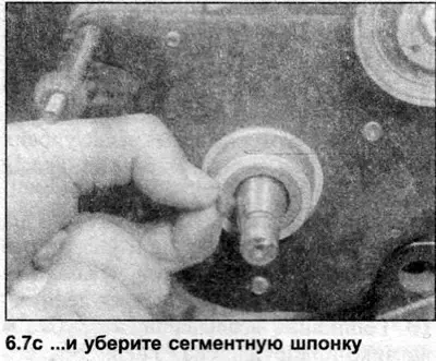 7. Чтобы снять звездочку топливного насоса, прикрутите к ней подходящий экстрактор. Освободив…