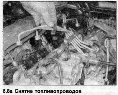 8. Открутите соединительные гайки, крепящие топливопроводы к форсункам и топливному насосу высокого…