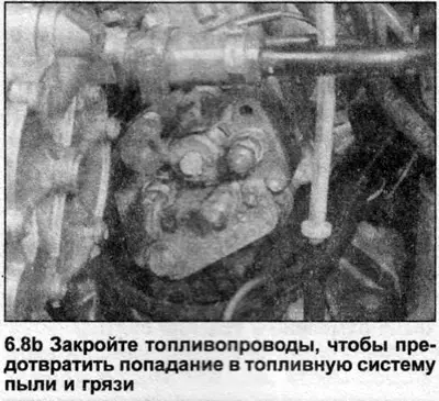 8. Открутите соединительные гайки, крепящие топливопроводы к форсункам и топливному насосу высокого…