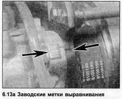 13. Расположите топливный насос на кронштейне и вставьте болты крепления. Поверните насос по мере…