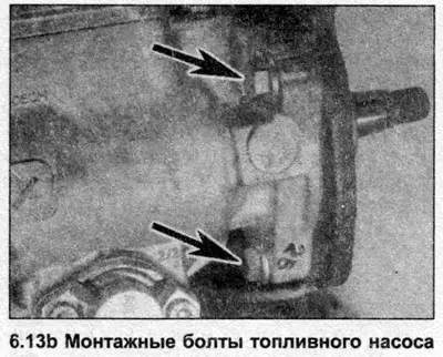 13. Расположите топливный насос на кронштейне и вставьте болты крепления. Поверните насос по мере…