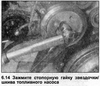 14. Установите звездочку/шкив топливного насоса и сегментную шпонку на приводной вал, и зажмите…