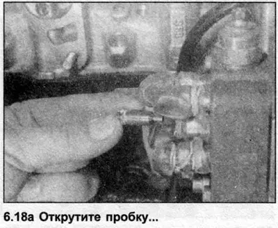 18. Открутите и снимите пробку регулировочного отверстия момента впрыска на передней части…