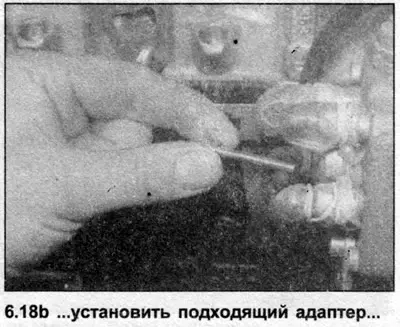 18. Открутите и снимите пробку регулировочного отверстия момента впрыска на передней части…