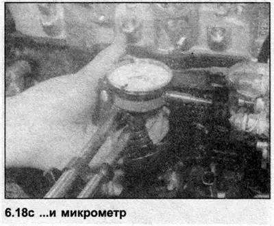 18. Открутите и снимите пробку регулировочного отверстия момента впрыска на передней части…