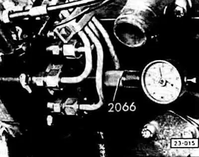 Викрутити насадку (VAG 2066) зі стрілочним індикатором (межа 0-0,3 мм) замість гвинтової пробки,…