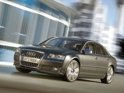 Audi S8 внешне выглядит как обычный представительский седан, а едет как обычный спорткар.