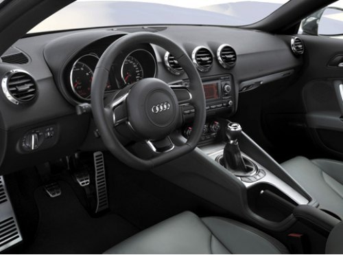 Интерьер — развитие удачных стилевых решений предыдущей Audi TT. Климат-контроль и «приплюснутый»…