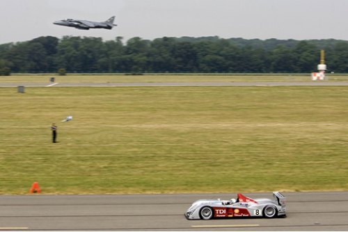 Вот так, пролидировав всю дистанцию, на финише Audi R10 уступил истребителю какие-то доли секунды.