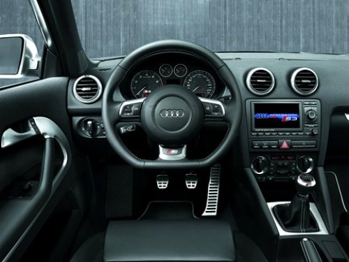 Спортивный дух в интерьере Audi S3 обеспечивают сиденья, обшитые алькантарой и кожей, алюминиевые…