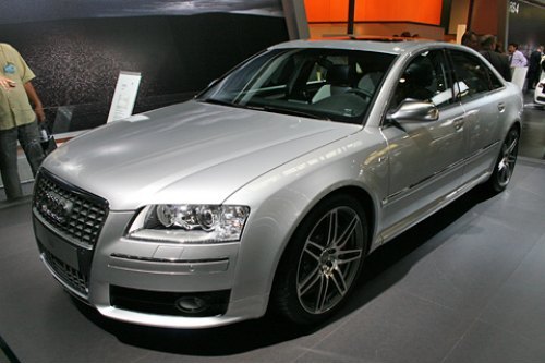 Посетители моторшоу могли поглазеть на «представительский спорткар» Audi S8. Если от A8 и A8L на…