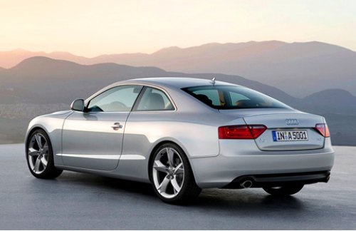 Мир раскололся на два лагеря: одни до хрипоты утверждают, что сзади Audi A5 — вылитая «трешка»-купе…
