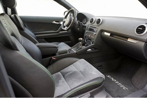 Швейцарцы не решились целиком изменить интерьер Audi S3 — всего лишь обшили сиденья алькантарой и…