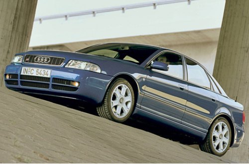Первое поколение Audi S4 (вверху), которая стала самой мощной модификацией A4, дебютировало в 1997…