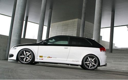 На хэтчбек Boehler concept.BS3 установлены колесные диски фирмы MOZ, обутые в спортивные шины…