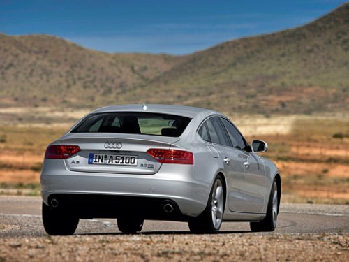 Версия с турбодизельной «шестеркой» 3.0 TDI и «роботом» берет отметку 100 км/ч за 6,1 с,…