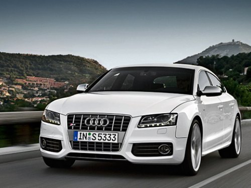 Спереди S5 Sportback можно признать лишь по шильдику и хромированному «забору» фальшрадиаторной…