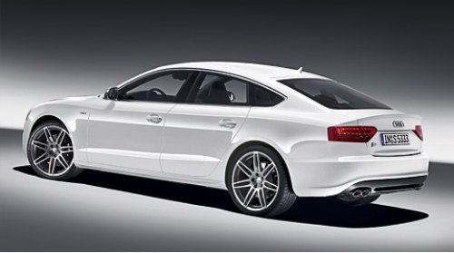Сзади S5 Sportback отличается от обычных версий слегка измененными фонарями и четырьмя патрубками…