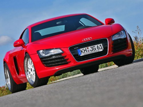 Никаких изменений в облик Audi R8 немцы вносить не стали. Нетронутым остался и салон.