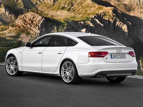 Для любителей выделиться предусмотрены стайлинг-пакеты Audi exclusive line и S-line.