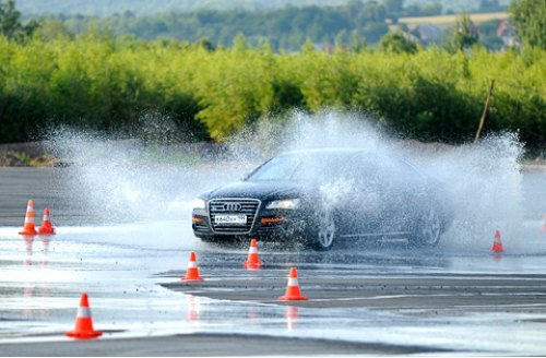 Школа quattro располагает внедорожным аттракционом Off-road park, кольцом Ice Track (ледяным зимой,…