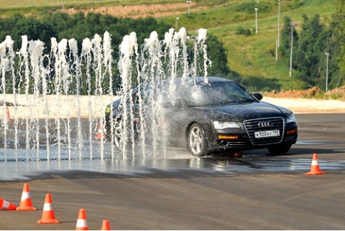 На полигоне Audi организован очень коварный лосиный тест. Обычно на переставках эффекта внезапности…