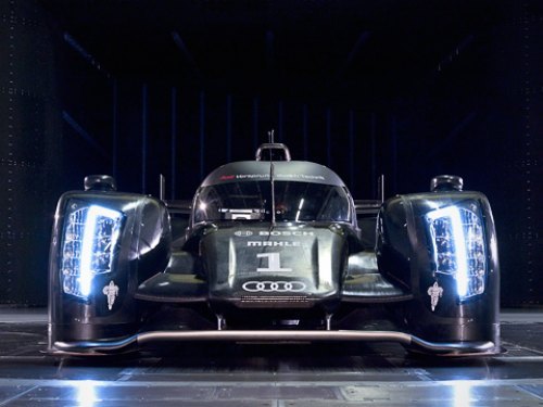 У гоночного прототипа Audi R18 имеются полоски диодных фонарей, одна из которых напоминает цифру 1,…