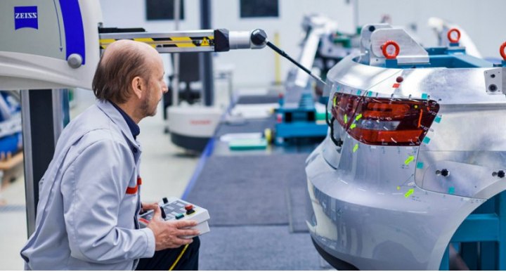 Обратите внимание на количество меток по контуру фонаря и линии сопряжения бампера и заднего крыла…