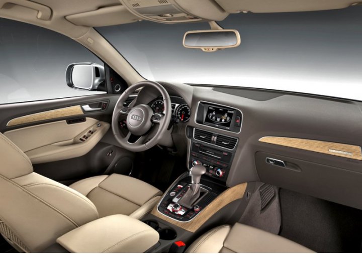 Будут ли какие-то отличия в интерьере от обычного кроссовера Audi Q5, увидим совсем скоро.