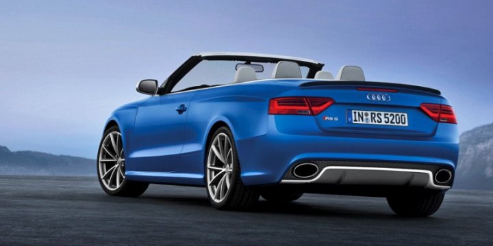 Интерьер ничем не отличается от салона купе Audi RS5.