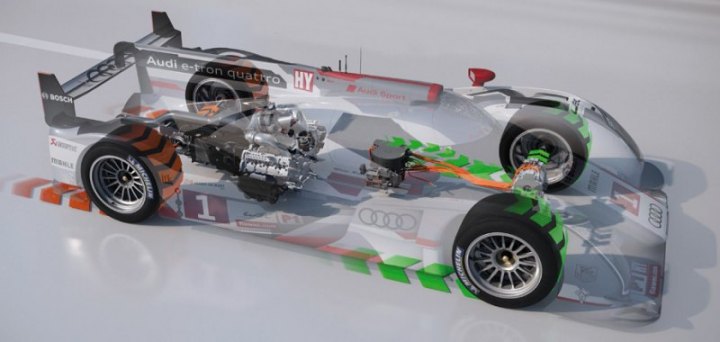 Заднюю ось болида R18 e-Tron quattro приводит 510-сильный дизель V6 3.7 TDI, а переднюю — два…
