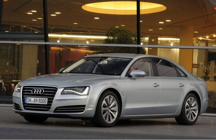 Четырехдверку A8 Hybrid немцы преподносят как автомобиль с динамикой шестицилиндровой модели и…