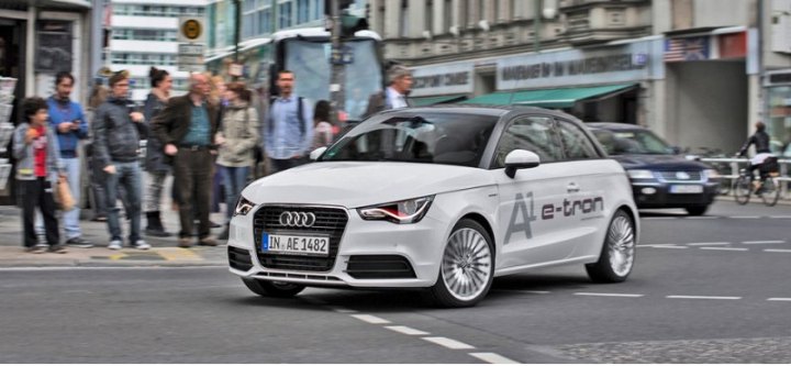 Разгон до 100 км/ч занимает у хэтча Audi A1 e-tron лишь 9,8 с. Максимальная скорость — 130 км/ч.
