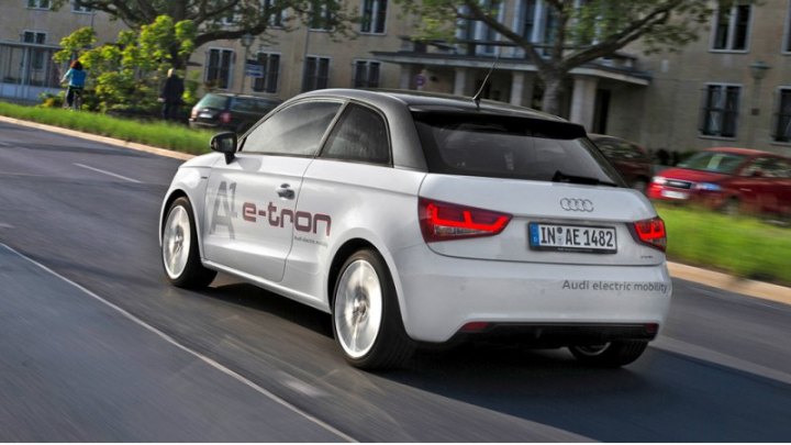 Заряда литиево-ионной батареи (13,3 кВт·ч) у модели Audi A1 e-tron тоже хватает на 50 км пробега на…