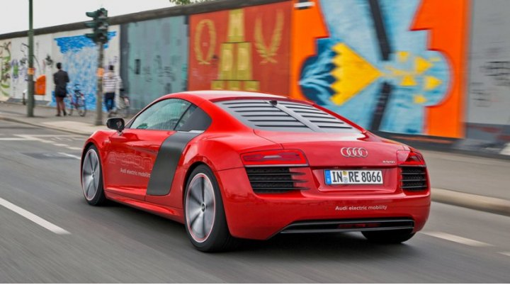 Электрическая и бензиновая Audi R8 — две большущие разницы, и граница, своего рода Берлинская…