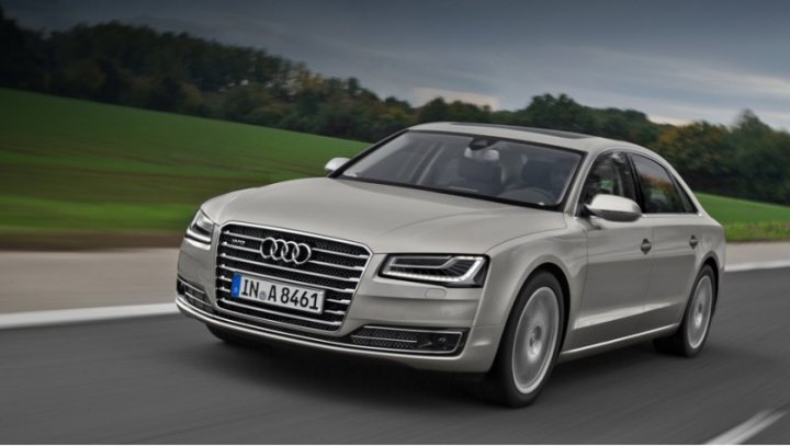 Главной фишкой рестайлингового седана Audi A8 стали инновационные фары головного света Matrix LED.