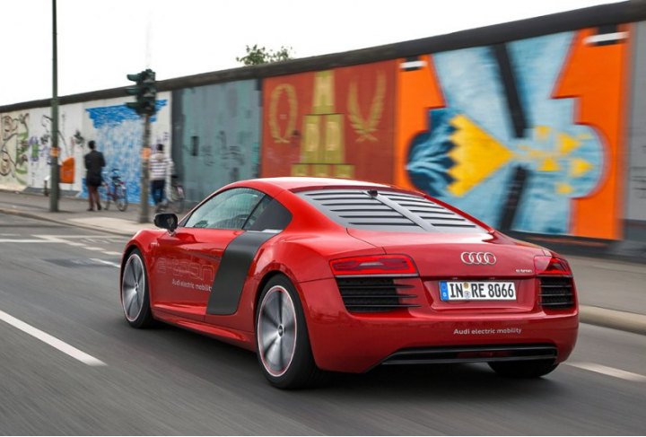 Предсерийный прототип Audi R8 e-tron разгоняется с ноля до 100 км/ч за 4,2 с.