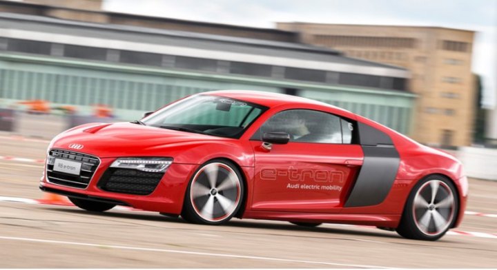Купе R8 e-tron после ряда споров внутри фирмы компания Audi решила все же запустить в мелкосерийное…