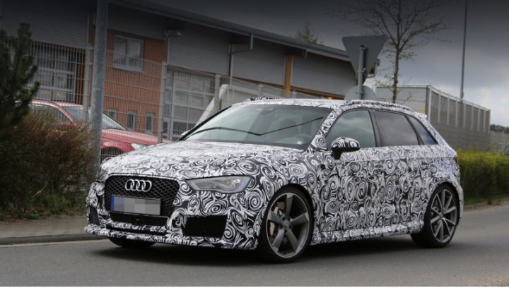 По сравнению с менее «горячим» вариантом S3 у новенькой «эр-эски» собственная ячеистая решётка…