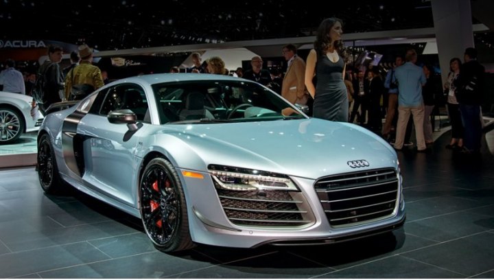 От стандартной двухдверки Audi R8 версию competition отличает аэродинамический обвес.