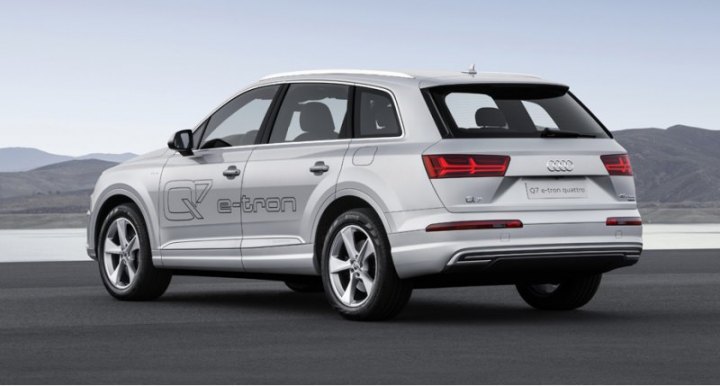 Штатные колесные диски для Q7 e-tron 2.0 TFSI quattro — 19-дюймовые, опция — на 20 дюймов. Машина…