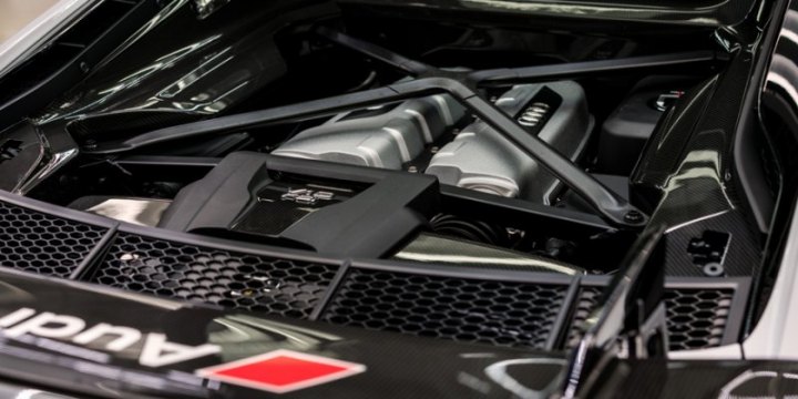 Мотор V10 5.2 (610 л.с. и 560 Н·м) не изменился. Кстати, под занавес жизни первого поколения R8 у…