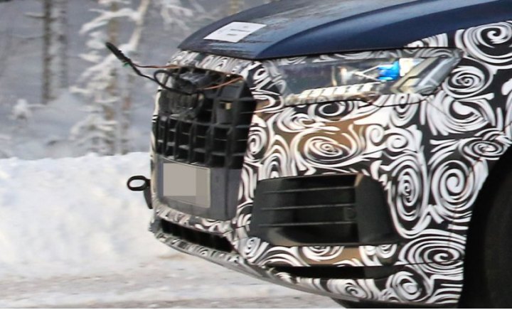 Присмотревшись, увидим, что на новых фарах «ку-седьмого» внизу будет ступенька, похожая на изгиб…