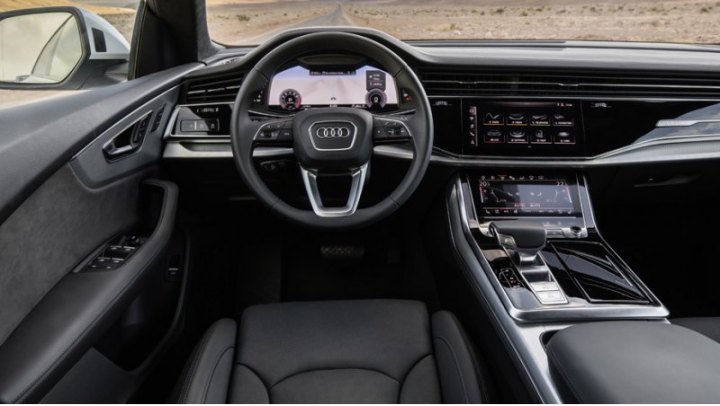 По умолчанию в салоне имеются передние сиденья с электрорегулировками, комбинированная отделка…