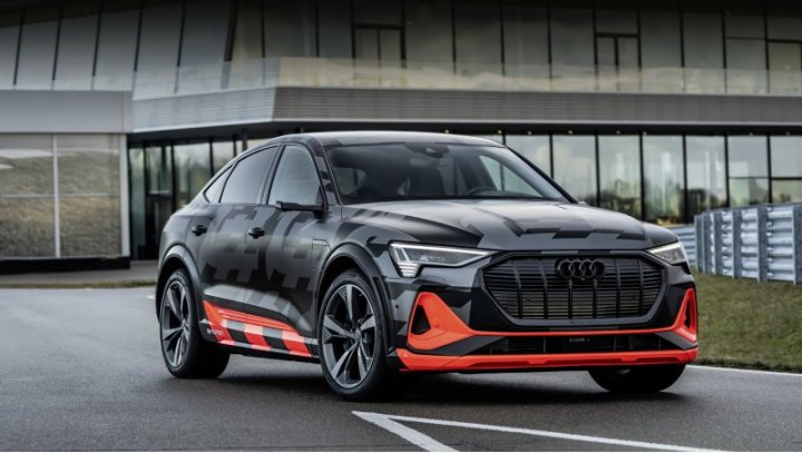 Компания называет новую версию паркетников e-tron и e-tron Sportback первыми в мире электрокарами с…