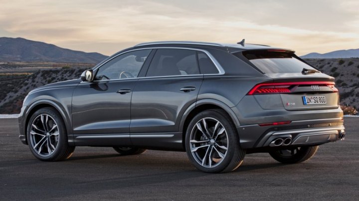 Восьмиступенчатый «автомат» tiptronic, полноуправляемое шасси и полный привод тут подразумеваются…