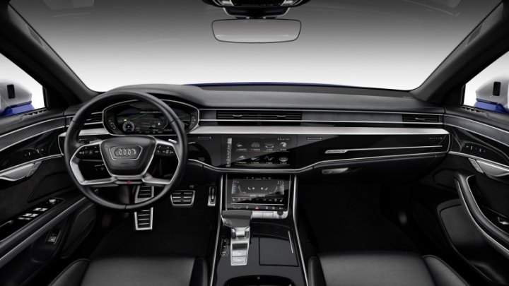 Салон по умолчанию отделан кожей Valcona. Под 10-дюймовым центральным дисплеем расположился…